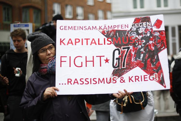 Klimakatastrofer. Sin nye bog indleder Mason med at skitsere, hvordan stigende ulighed i de rige lande kan føre til sociale kampe og det stigende forbrug af energi vil resultere i klimakatastrofer. 