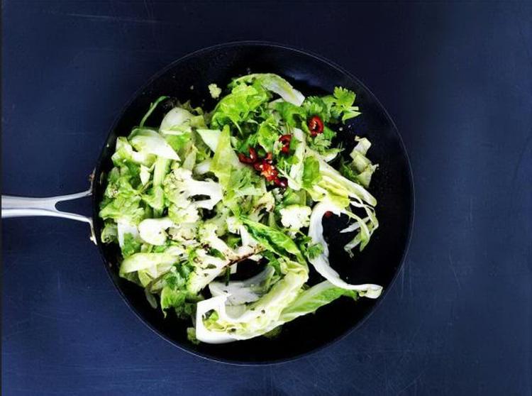 Fast Food. Kålen skal kun have ganske kort tid i wokken, så er der hurtig mad. 