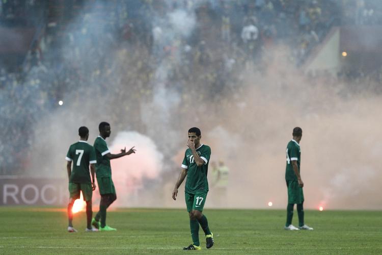 afbrudt. Saudi-arabiske spillere går fra banen, efter der er kastet fyrværkeri på banen under VM-kvalifikationskampen mod Malaysia i Shah Alam, Malaysia. 