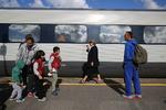 Transit. Flygtninge ankommer til Rødby færgestation. 