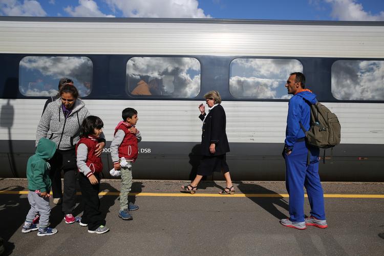 Transit. Flygtninge ankommer til Rødby færgestation. 