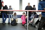 FÆRGEN. Flygtninge kommer med færge fra puttgarden til rødby. Yassin er 30 år og fra Eritrea, hans nevø hedder Mahmoud og er 10 år, også fra eritrea. De står til venstre. Walid Mnwar på 2 år er lillebror til pigen Maha Mnwar på 4 år. De har deres mor med, Fedaa Ahmad på 24. Hendes mand er stadig i Syrien. Alan og hans onkel Masen (over pigerne) er også syrere. 