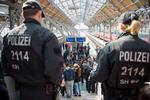 Grænsekontrol. Politi bevogter flygtninge og migranter, der er ankommet til togstationen i Lubeck. I dag skal EU-landene diskutere en plan for fordeling af asylansøgere. 
