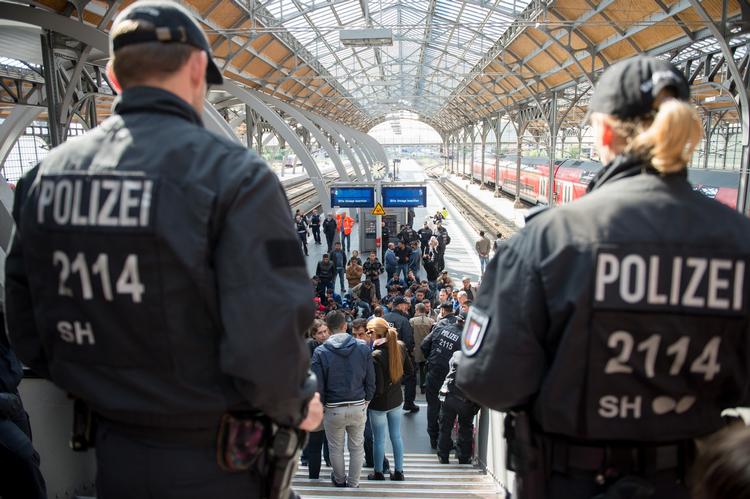 Grænsekontrol. Politi bevogter flygtninge og migranter, der er ankommet til togstationen i Lubeck. I dag skal EU-landene diskutere en plan for fordeling af asylansøgere. 