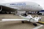 MØDE. Flyshows viser yderpunkter. Her det store Airbus A380 og det eldrevne mikrofly,. Eads Cri-Cri. Set på Paris Air Show. 