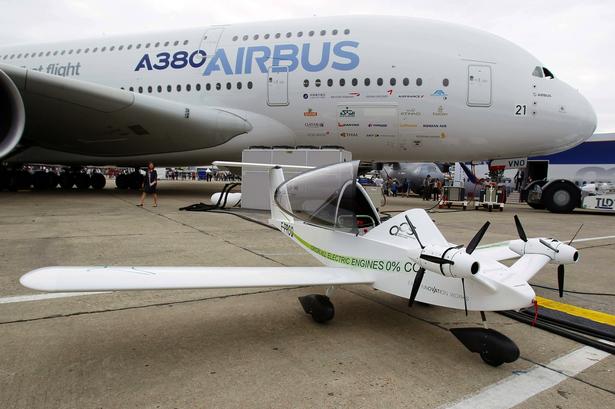 MØDE. Flyshows viser yderpunkter. Her det store Airbus A380 og det eldrevne mikrofly,. Eads Cri-Cri. Set på Paris Air Show. 