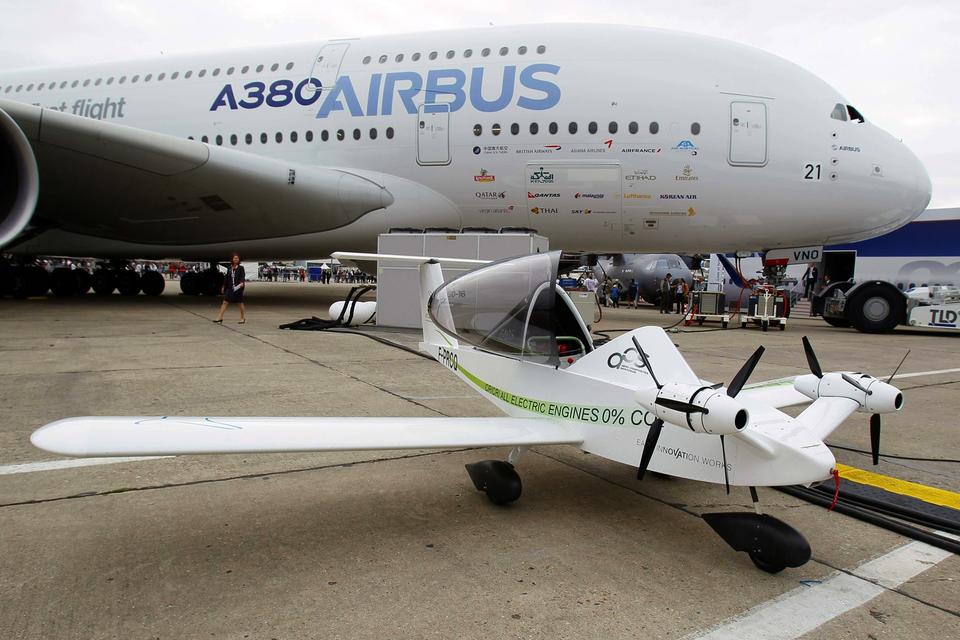 MØDE. Flyshows viser yderpunkter. Her det store Airbus A380 og det eldrevne mikrofly,. Eads Cri-Cri. Set på Paris Air Show. 
