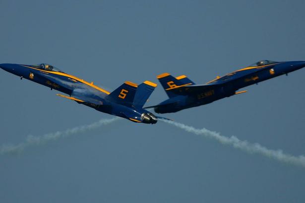 PRÆCISION. Opvisningsfly fra US Navy Blue Angels passerer hinanden i en præcis manøvre. 