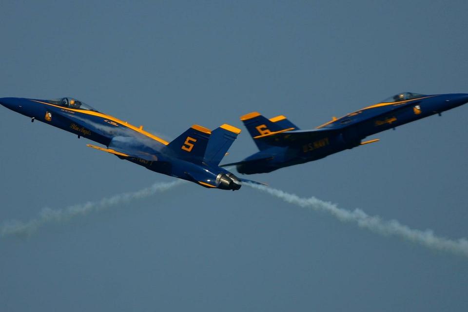 PRÆCISION. Opvisningsfly fra US Navy Blue Angels passerer hinanden i en præcis manøvre. 