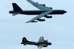 SLÆGTNINGE. To bombefly i luften over et amerikansk flyshow. Øverst B-52 Stratofortress og nederst B-17 Flying Fortress. 