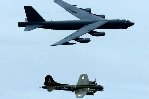 SLÆGTNINGE. To bombefly i luften over et amerikansk flyshow. Øverst B-52 Stratofortress og nederst B-17 Flying Fortress. 
