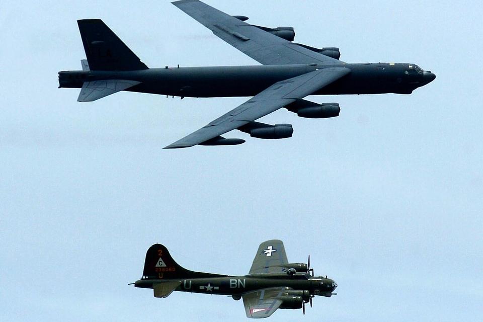 SLÆGTNINGE. To bombefly i luften over et amerikansk flyshow. Øverst B-52 Stratofortress og nederst B-17 Flying Fortress. 