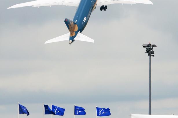 BELASTET. Denne manøvre går nok kun under et show: En Boeing 787 Dreamliner under næsten lodret opstigning på Paris Air Show i år. 