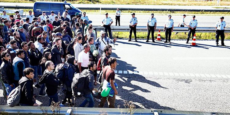 Afspærret. Politiet forsøgte at lede gruppen med omkring 300 migranter og flygtninge, som vandrer på den sønderjyske motorvej, væk fra vejen og op ad afkørsel 73. Dog uden held. 