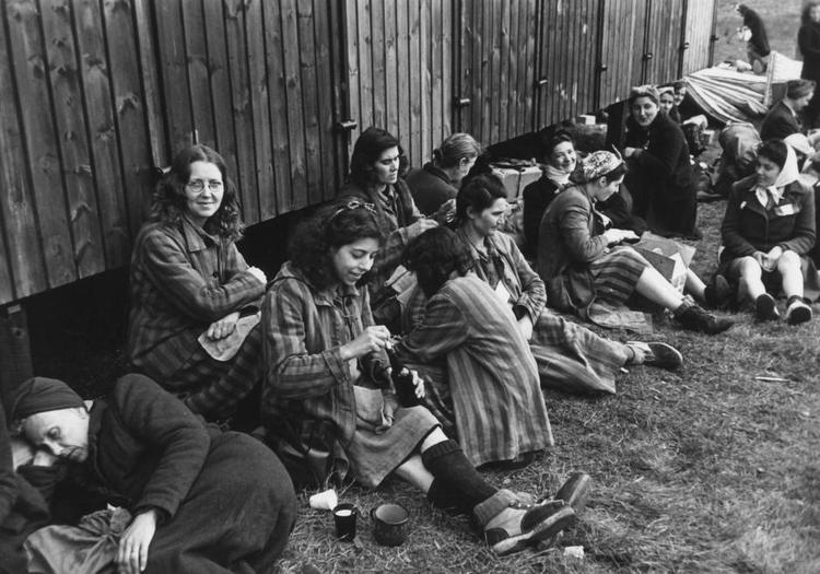 1945. I krigens sidste dage ankom flere tog med flygtninge fra Tyskland til grænsen ved Padborg. Om bord var flere tusinde udhungrede kvindelige fanger fra tyske koncentrationslejre . De mange flygtninge kom uventet, men det lykkedes det danske beredskab at tage mod kvinderne og i løbet af få dage at få dem sendt i sikkerhed i Sverige. Mange danske frivillige knoklede i døgndrift med den humanitære indsats, mens fronten time for time nærmede sig fra syd. 