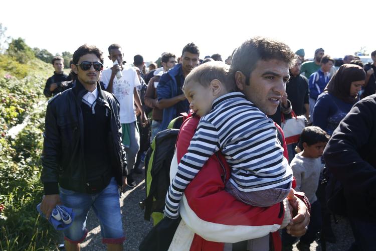 Flygtningekrise. I disse dage vader flygtninge gennem det danske land for at komme til Sverige og få asyl, mens et lille flertal af danskerne nu er klar til at tage i mod flere flygtninge. 