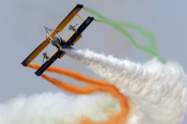AKROBATIK. Opsigtsvækkende manøvrer er en fast del af flyshows. her en opvisning i Indien. 