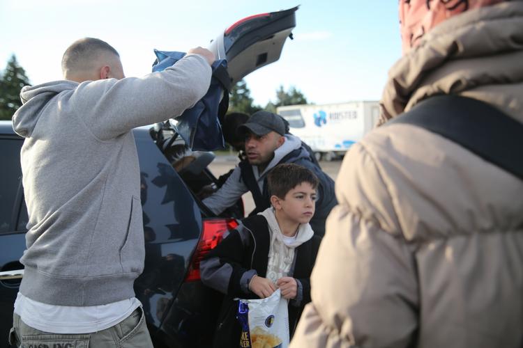 KØRELEJLIGHED. Migranter får et lift i en privatbil, der samler dem op i Rødby. 