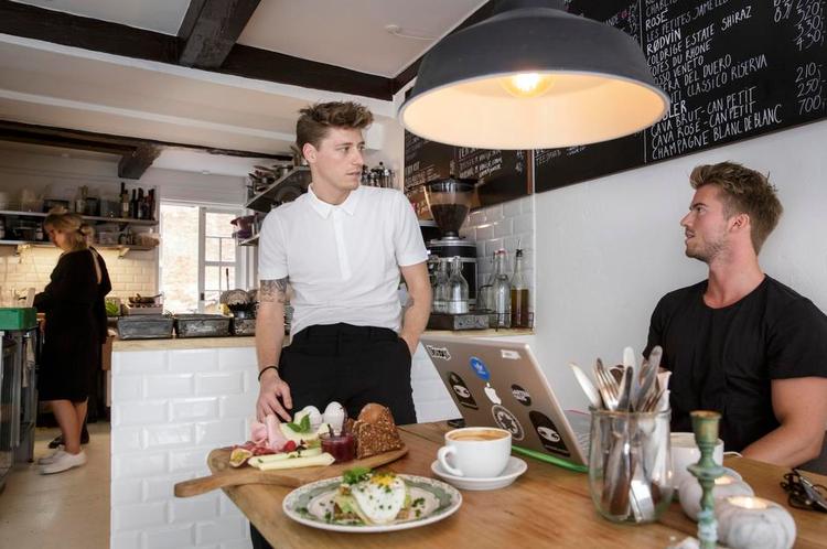 amerikanerhipt. Der hersker en newyorkerloft-stemning hos Far's Dreng. Måske er det længslen efter det amerikanske, der har fået cafeen til at føje en amerikansk - men ifølge dansk grammatik forkert - apostrof til sit navn. 