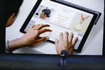 SPØRGSMÅL. Phil Schiller fra Apple viser den nye iPad Pro frem og fortæller om det gode tastatur. Man kan også skrive på den med en pen - men hvor god er den til at genkende kragetæer? (Foto: AP Photo/Erik Risberg) 