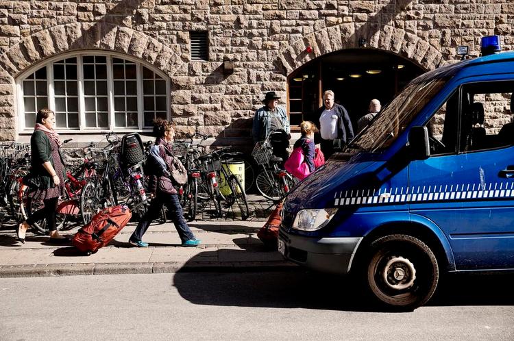 Gadehistorie. Hidtil har højttalerne ved Hovedbane gårdens udgang ved Reventlows gade spillet march musik. Men lige nu kan man høre nye og gamle Isted gadebeboere berette om gaden før og nu. Fra dengang, da der var masser af slagterforretninger, til i dag, hvor der »guddødemig åbner en kaffebar mere«, som en af dem siger. 
