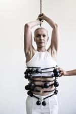 Nervepirrende. På Overgaden kunne man hænge lodder på Sophie Dupont under hendes performance. 