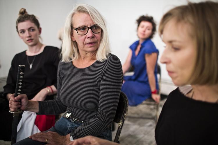 Kvindecast. Madame de Sade på Betty Nansen har kun kvinder på rollelisten. Her ses Sonja Richter, Kirsten Olesen, Molly Blixt og Marie Louise Wille. 