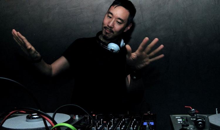 Disco-slasker. Californiafyren Daniel Wang spreder god stemning på Kontiki Bar lørdag. 