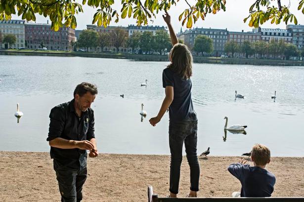 Høst. Der er rift om kastanjerne, så snart de falder langs Peblinge Sø i København. Rasmus Schandorff prøver at nå et umodent eksemplar. 
