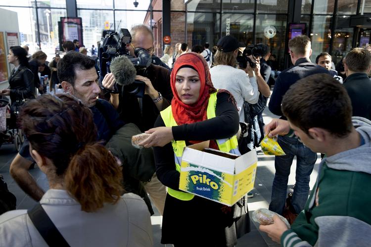 Sammenhold. Sverige vil stå sammen og hjælpe de mange flygtninge, som blandt andet kommer til Malmø fra Danmark i disse dage, siger landets statsminister. 