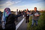 Hjælp. I går forlod en gruppe flygtninge og migranter motorvejen og gik langs landevejen på vej mod Sverige. Langs vejen dukkede mange private personer op og delte mad, vand, frugt og slik ud. 
