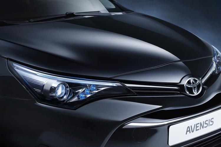 ALLIANCE. Luk op her, og denne Toyota Avensis kan rumme en motor fra BMW. Dermed slipper Toyota for selv at udvikle en ny dieselmotor til Europa. 