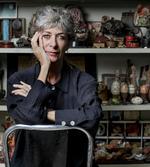 I skabet. Catherine Poher køber håndværk og folkekunst, der rører hende, når hun rejser. 