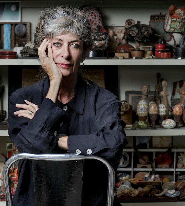 I skabet. Catherine Poher køber håndværk og folkekunst, der rører hende, når hun rejser. 