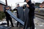 Oprydning. Politiet fjerner soveposer og tæpper på Padborg Stattion, efter at flygtninge er taget videre. 