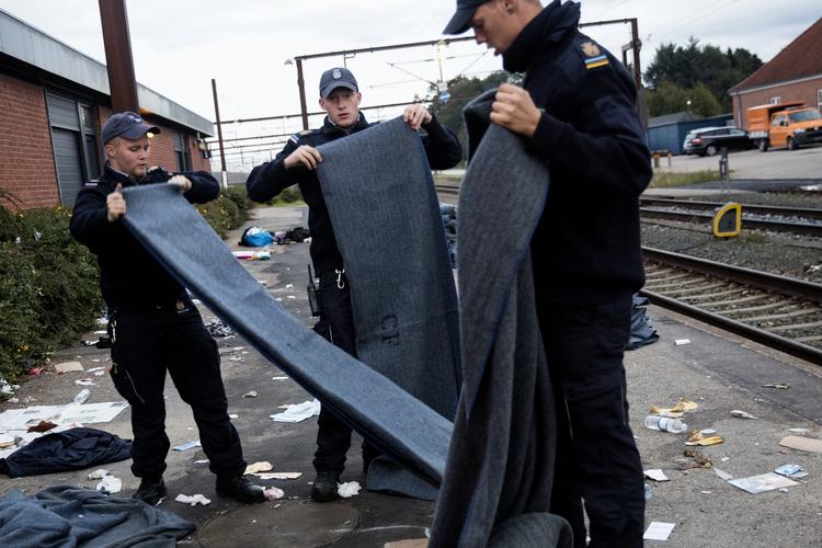 Oprydning. Politiet fjerner soveposer og tæpper på Padborg Stattion, efter at flygtninge er taget videre. 