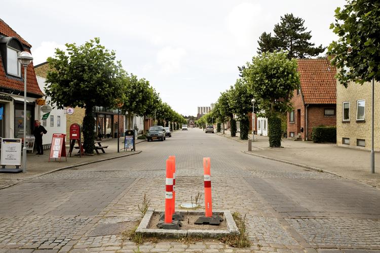 Rødbyhavn. Byen er øde normalt. Byen er vækket lidt til live, efter de mange flygtninge er ankommet. Især fordi politi og journalister er valfartet dertil. Hverdagen ligner dog sig selv, fortæller beboerne i byen. 