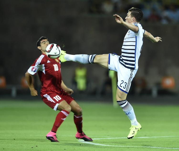 Skiftedag. Højbjerg (th) skrev under på en lejekontrakt med Schalke for 14 dage siden. 
