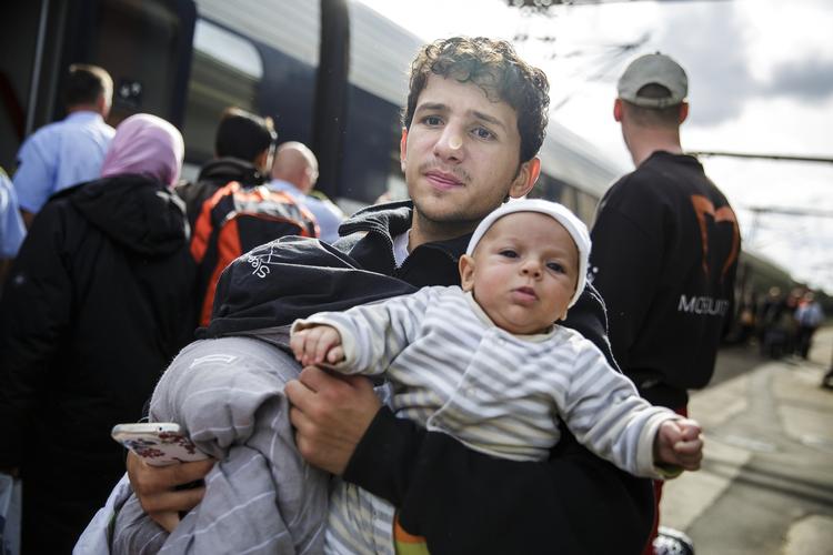 Afgang. 18-årige Obada Kahalf er rejst fra Syrien tværs gennem Europa med sin moster, Ruba Ahmadu, og tre af hendes børn - blandt dem 2 måneder gamle Jad. Drømmen er at nå til Sverige, hvor Obadas forældre venter. 