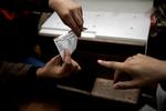 Syrien, Tyrkiet, Grækenland, Makedonien, Serbien, Ungarn, Østrig, Tyskland, Danmark og om lidt Sverige. Siad viser den togbillet, han troede ville skaffe ham fra Hamborg og direkte til Malmø. 