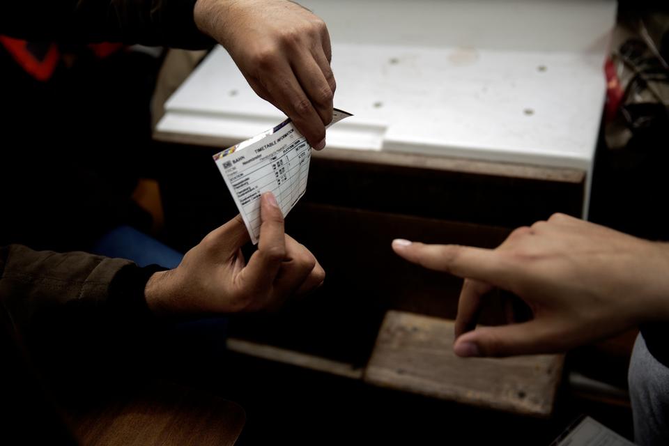 Syrien, Tyrkiet, Grækenland, Makedonien, Serbien, Ungarn, Østrig, Tyskland, Danmark og om lidt Sverige. Siad viser den togbillet, han troede ville skaffe ham fra Hamborg og direkte til Malmø. 