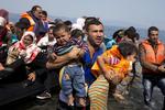 Hjælp? En gruppe syrere er kommet til den græske ø Lesbos fra Tyrkiet. De skal ikke regne med at komme til USA trods et løfte fra præsident Barack Obama om at tage imod 10.000 flygtninge. 