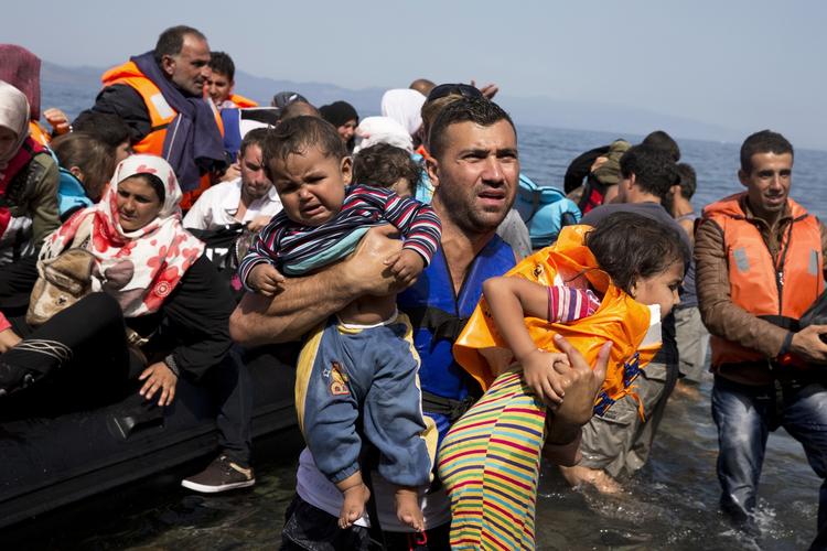 Hjælp? En gruppe syrere er kommet til den græske ø Lesbos fra Tyrkiet. De skal ikke regne med at komme til USA trods et løfte fra præsident Barack Obama om at tage imod 10.000 flygtninge. 