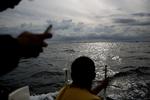 Siad på 24 og Mohammed på 39 er på vej illegalt over Øresund til Sverige. De stoler ikke på, at politiet ikke vil registrere dem, hvis de bliver fanget på grænsen. 