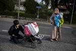 Flugt. 12-årige Ahmed er sammen med sin mor og lillesøster Lojain på vej hen ad landevejen mod Padborg station. De fik torsdag lov til at rejse og er nu i Sverige. 