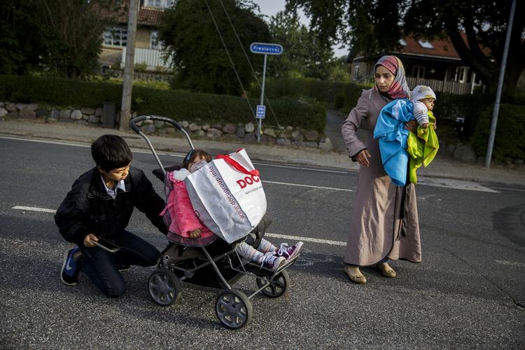 Flugt. 12-årige Ahmed er sammen med sin mor og lillesøster Lojain på vej hen ad landevejen mod Padborg station. De fik torsdag lov til at rejse og er nu i Sverige. 