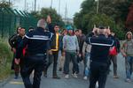 LEJR. Franske betjente forsøger at kontrollere flygtninge fra migrantlejren i Calais. 