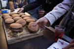 Bøfibolle. Man kan aldrig få burgere nok. I weekenden inviteres til Den Store Burgerbattle i Kødbyen. 