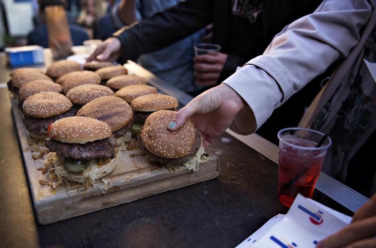 Bøfibolle. Man kan aldrig få burgere nok. I weekenden inviteres til Den Store Burgerbattle i Kødbyen. 