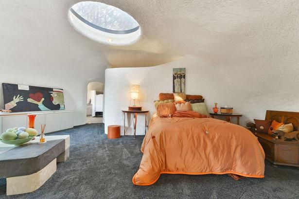 SOVEVÆRELSE. Huset er støbt af en slags cement. Det giver en rå overflade e på væggene. 